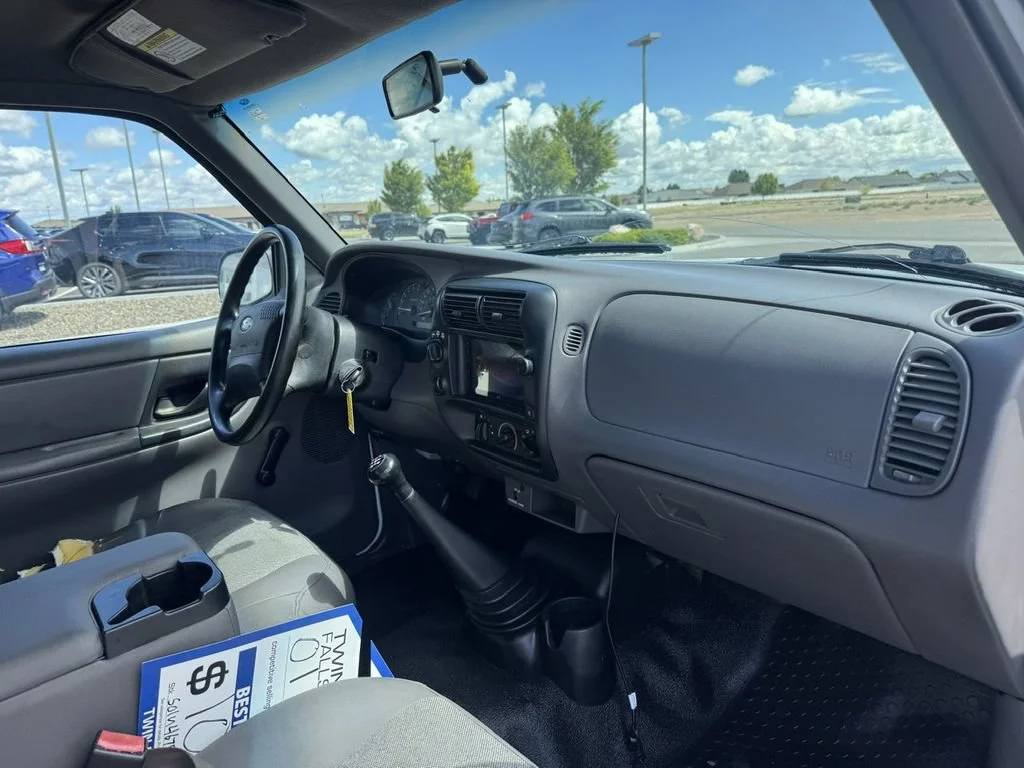 Used 2001 White Ford  image 39