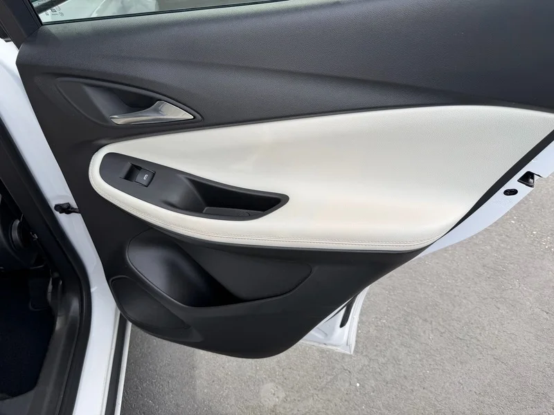 Used 2024 White Frost Tricoat Buick Avenir image 22