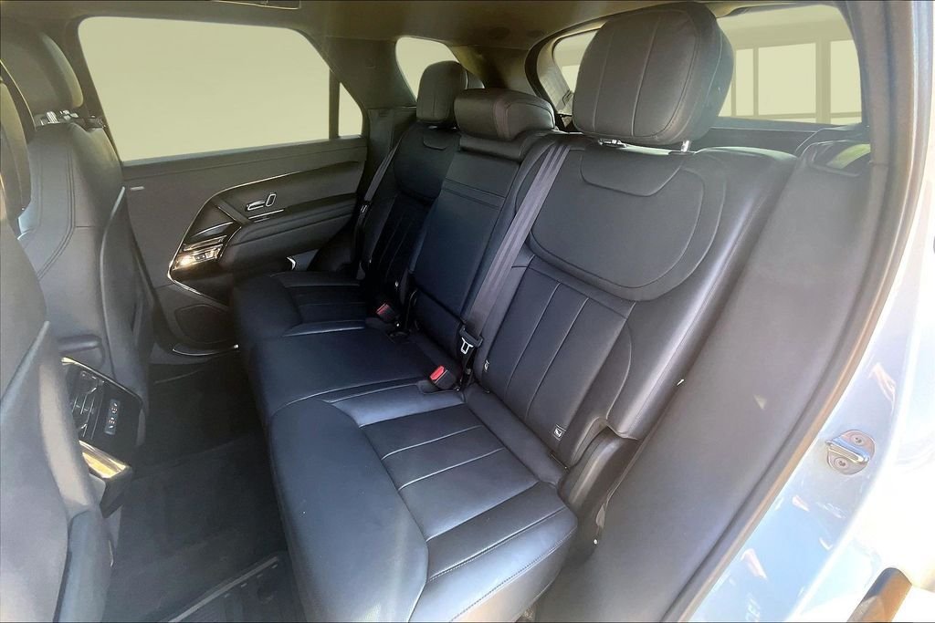 Used 2023 White Land Rover SE Dynamic image 27