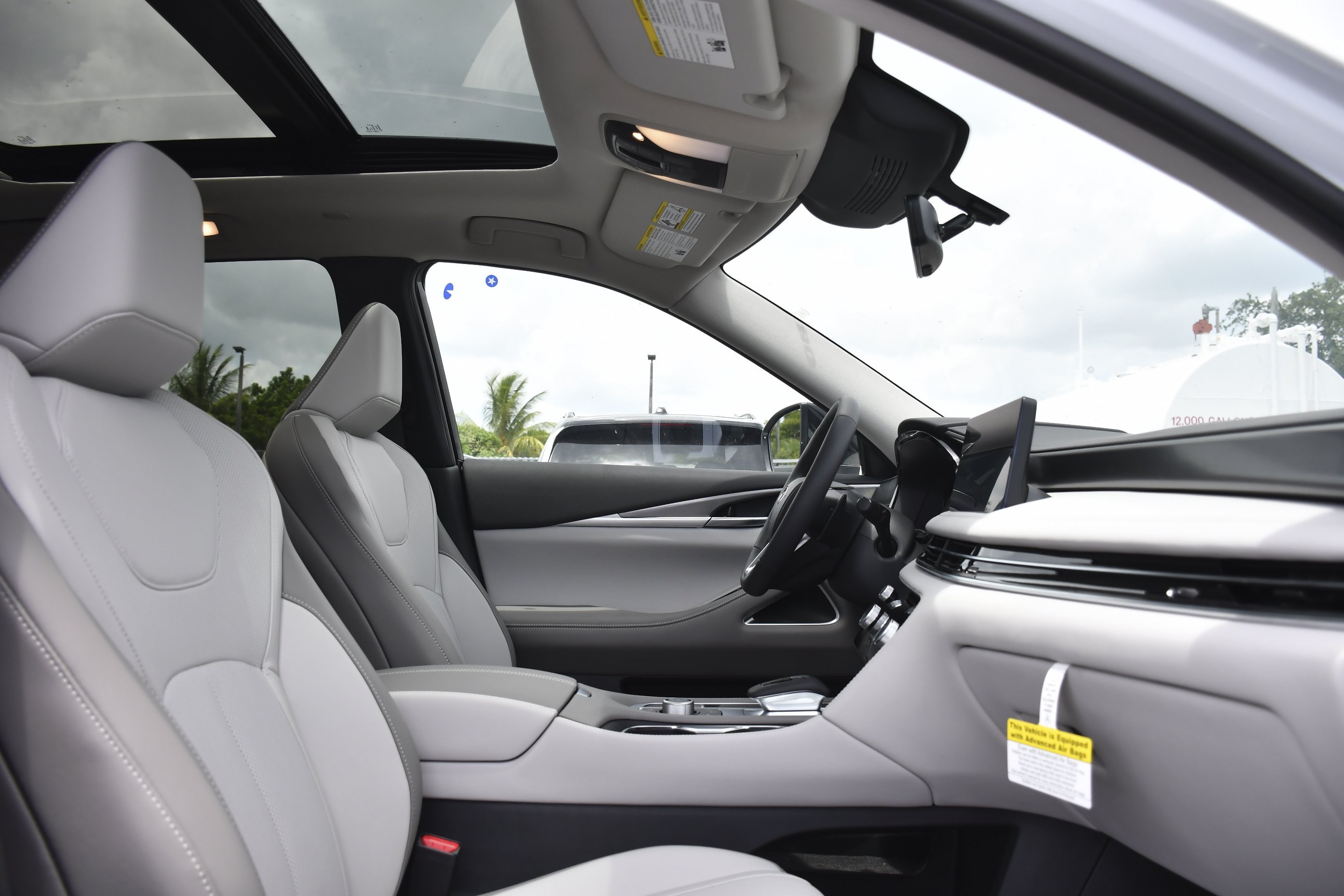 New 2027 RADIANT WHITE INFINITI Luxe FWD image 32