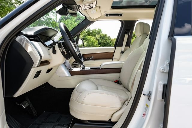 Used 2025 White Land Rover SE image 3