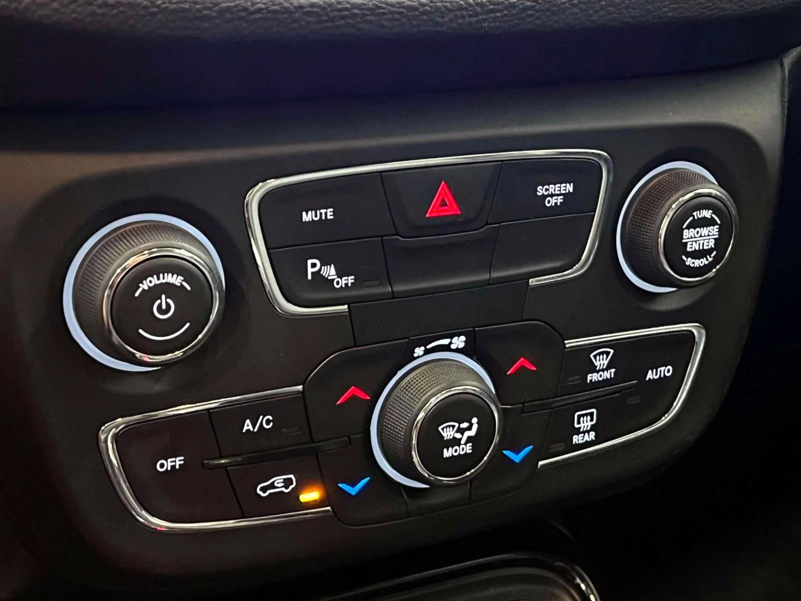 Used 2019 Diamond Black Crystal Pearlcoat Jeep Limited image 31