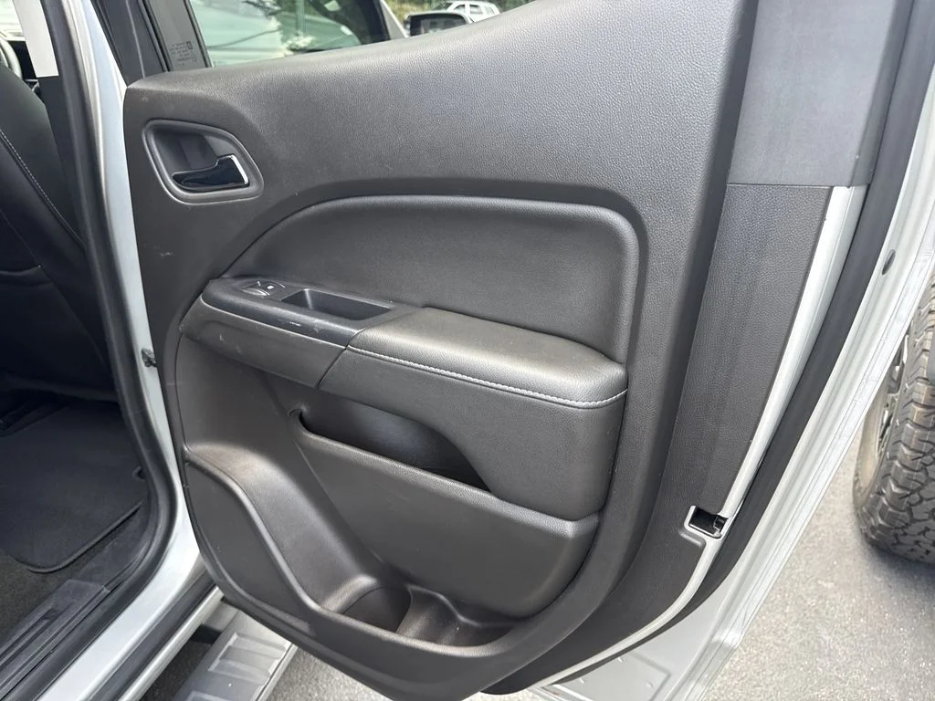 Used 2017 Silver GMC SLT image 30
