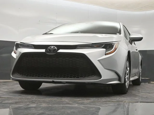 Used 2022 Silver Toyota LE image 19