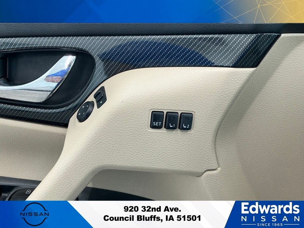 Used 2017 White Nissan  image 20