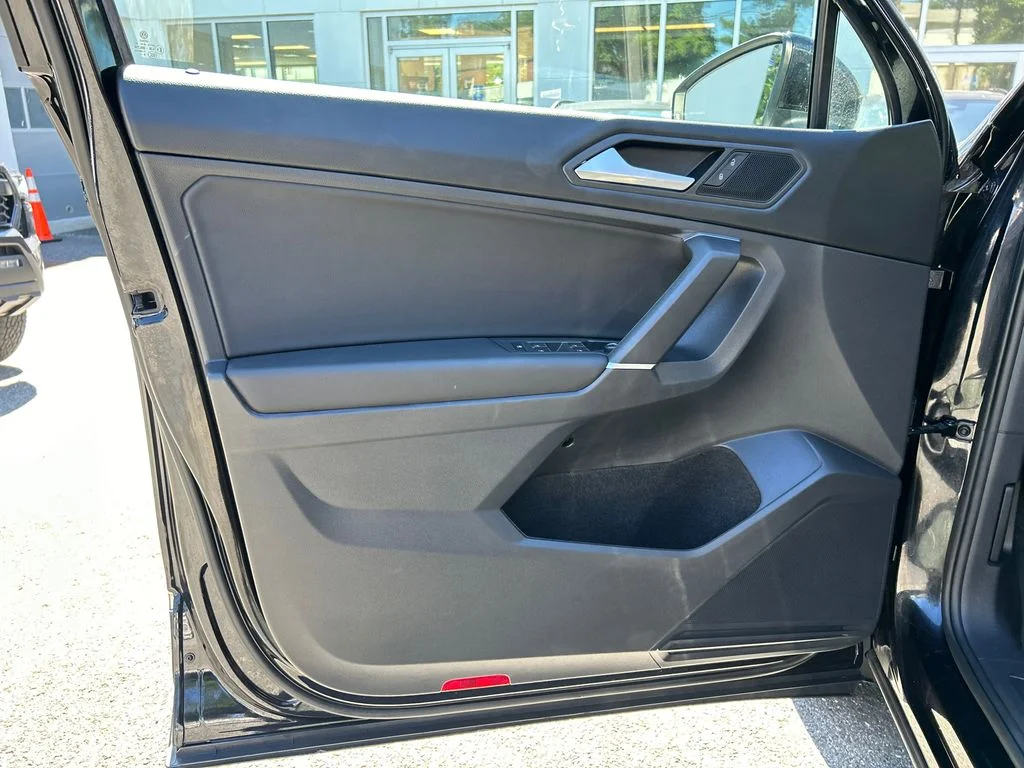 Used 2020 Black Volkswagen 2.0T SE image 9