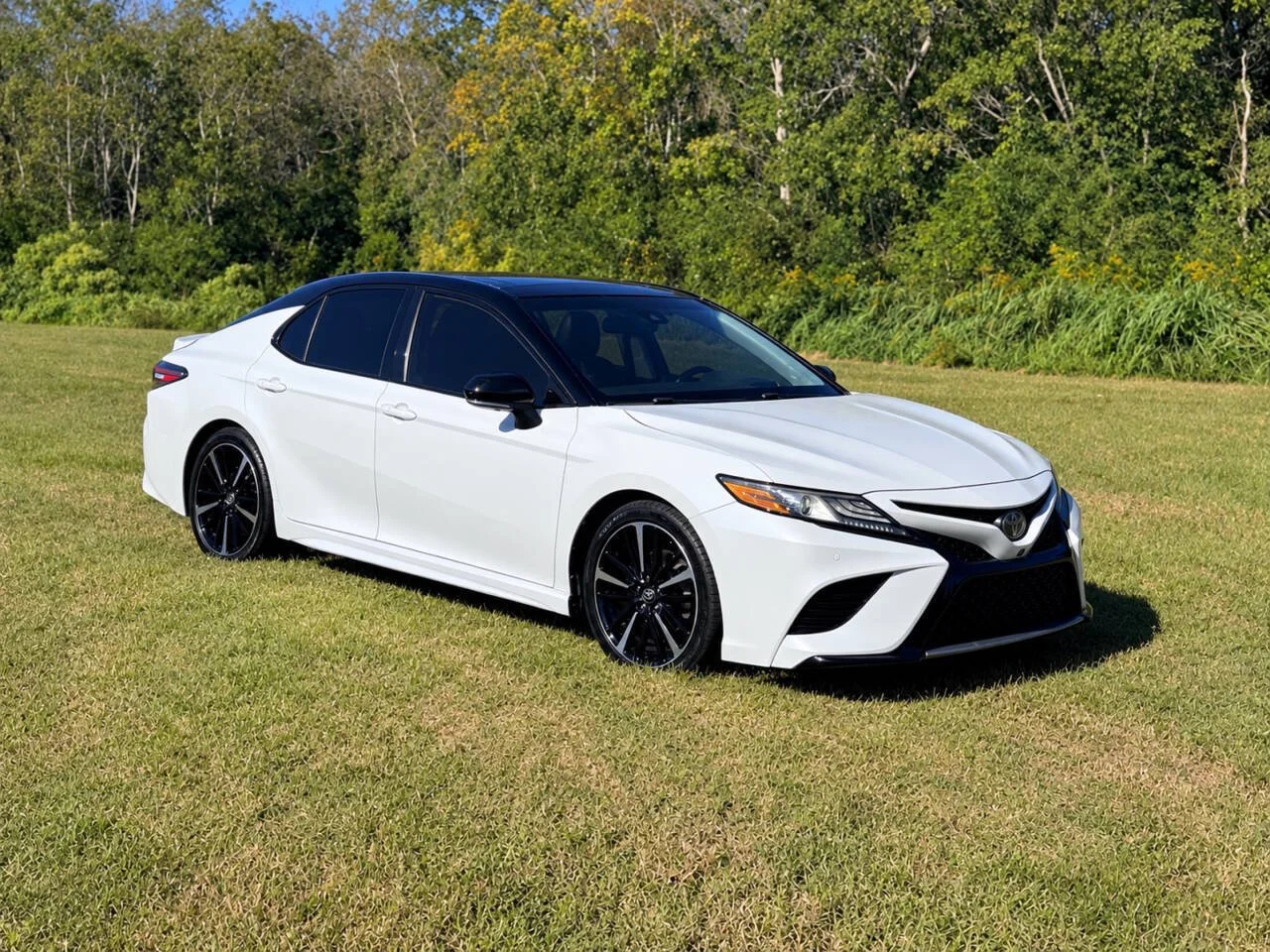 Used 2018 White Toyota XSE V6 4dr Sedan image 7