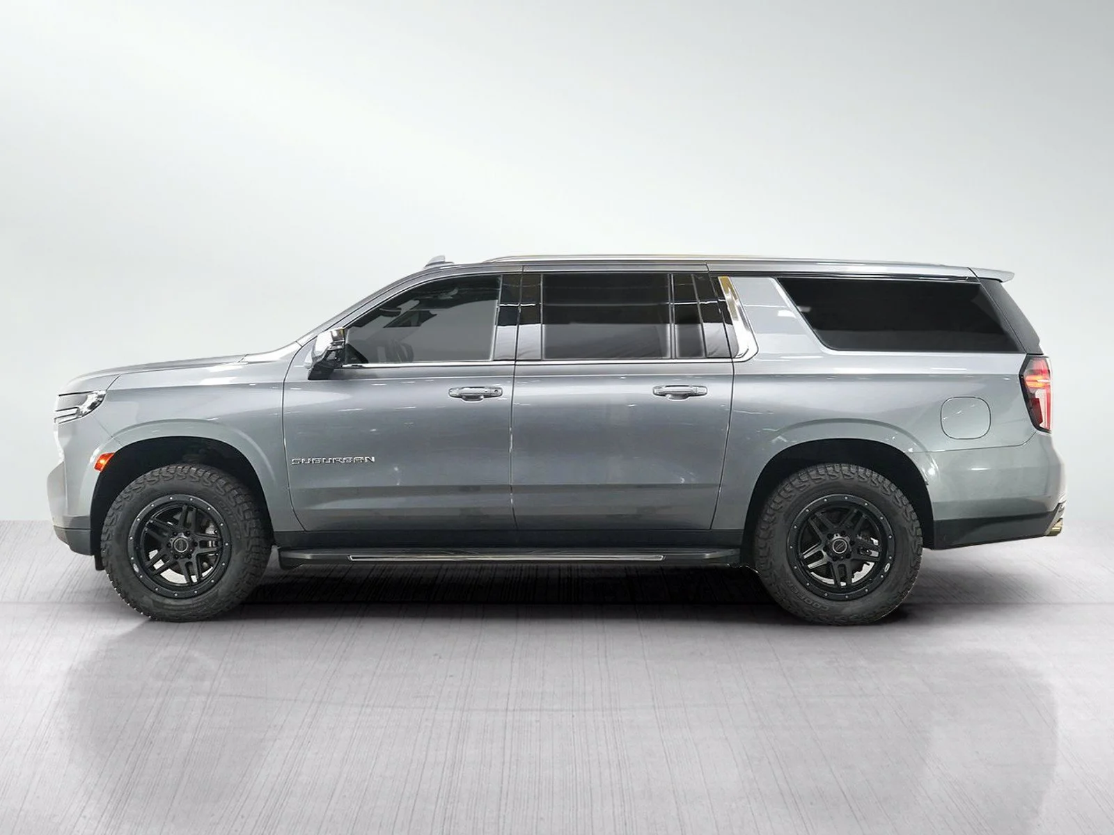 Used 2021 Chevrolet Suburban Premier with VIN 1GNSKFKD5MR212732 for sale in Minneapolis, Minnesota