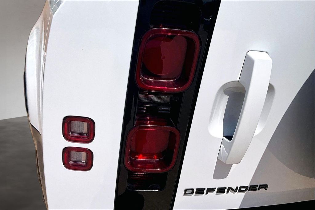 Used 2025 Fuji White Land Rover X-Dynamic SE image 31