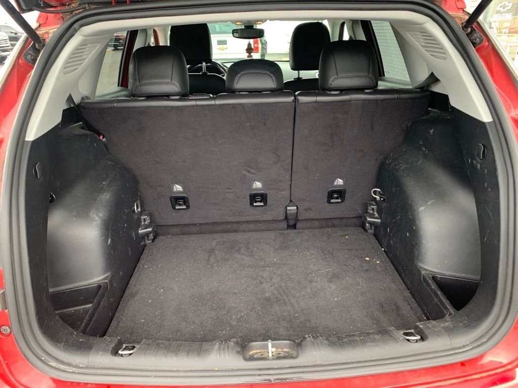 Used 2019 Redline Pearlcoat Jeep Latitude image 11
