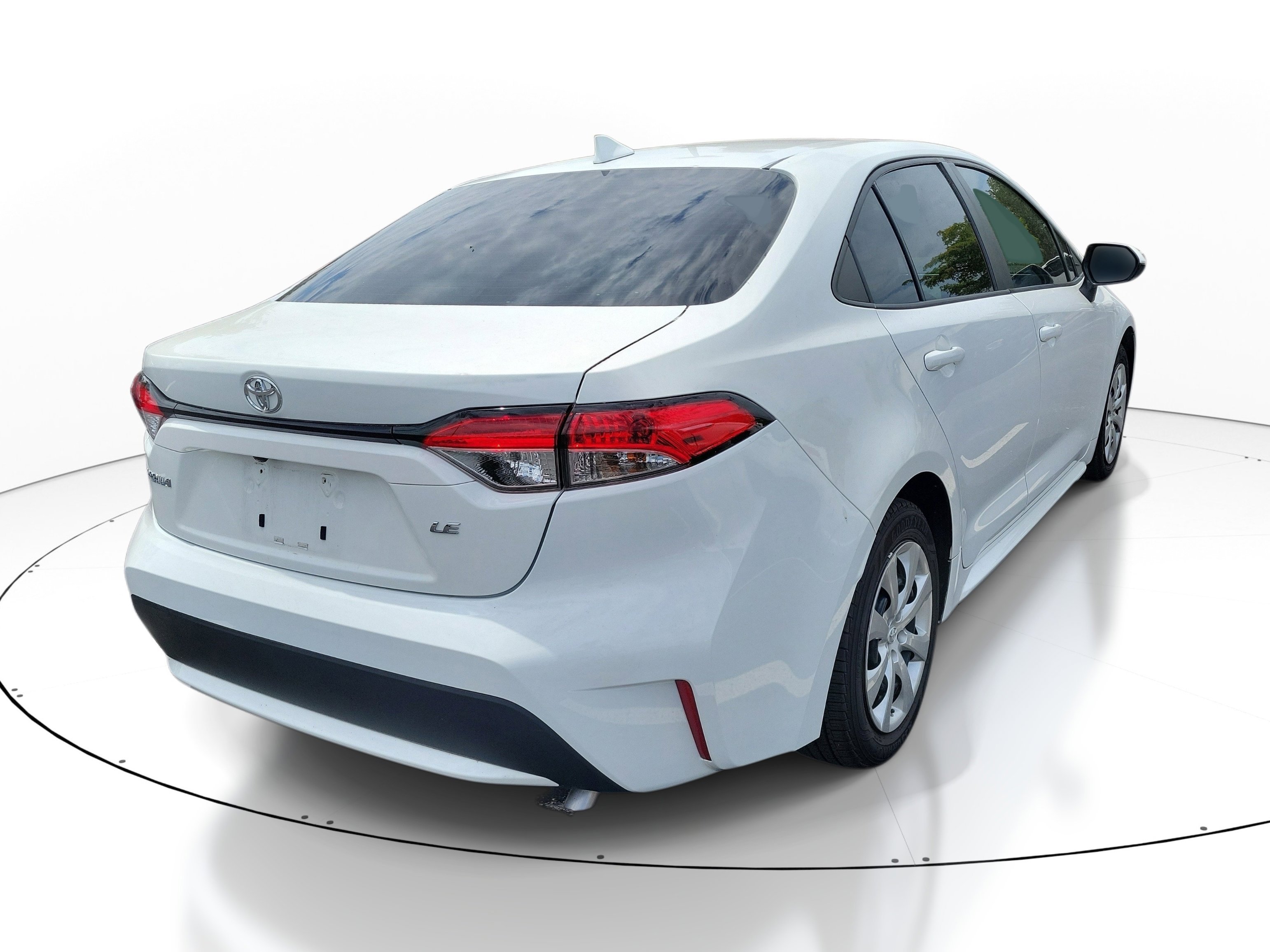 Used 2020 Super White Toyota LE image 5