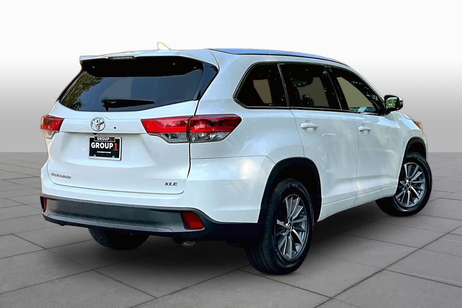 Used 2017 Blizzard Pearl Toyota XLE image 13