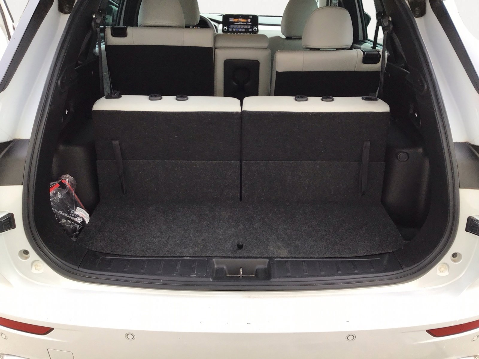 Used 2023 White Diamond Mitsubishi SEL image 14