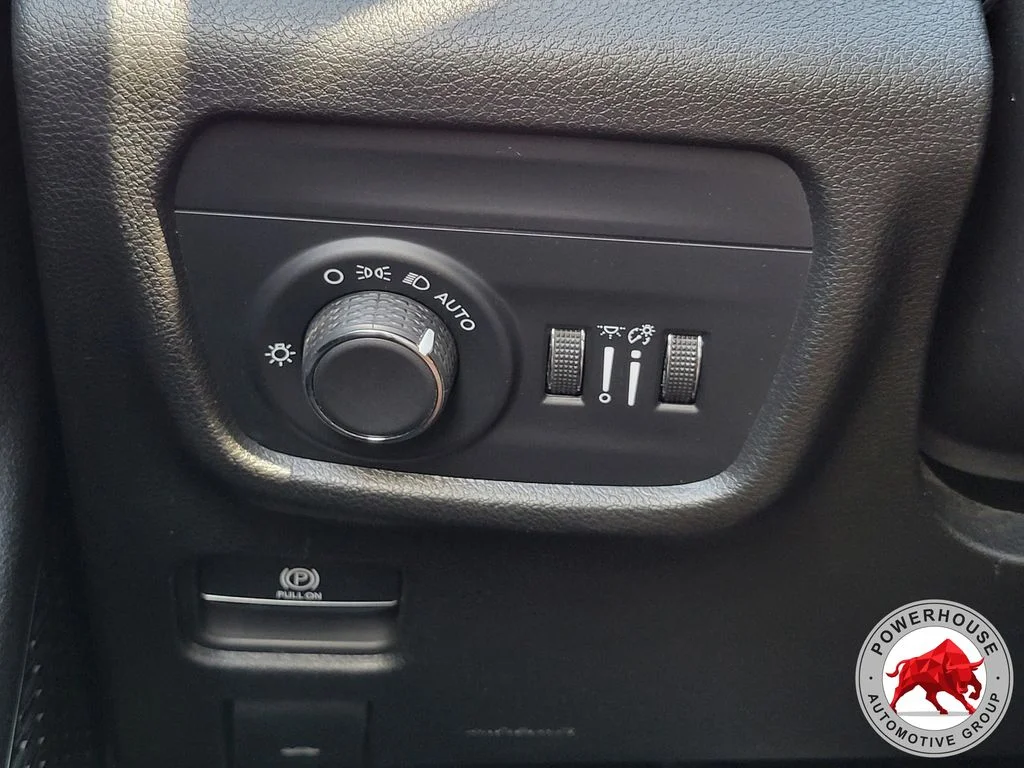 Used 2023 White Jeep Laredo image 27