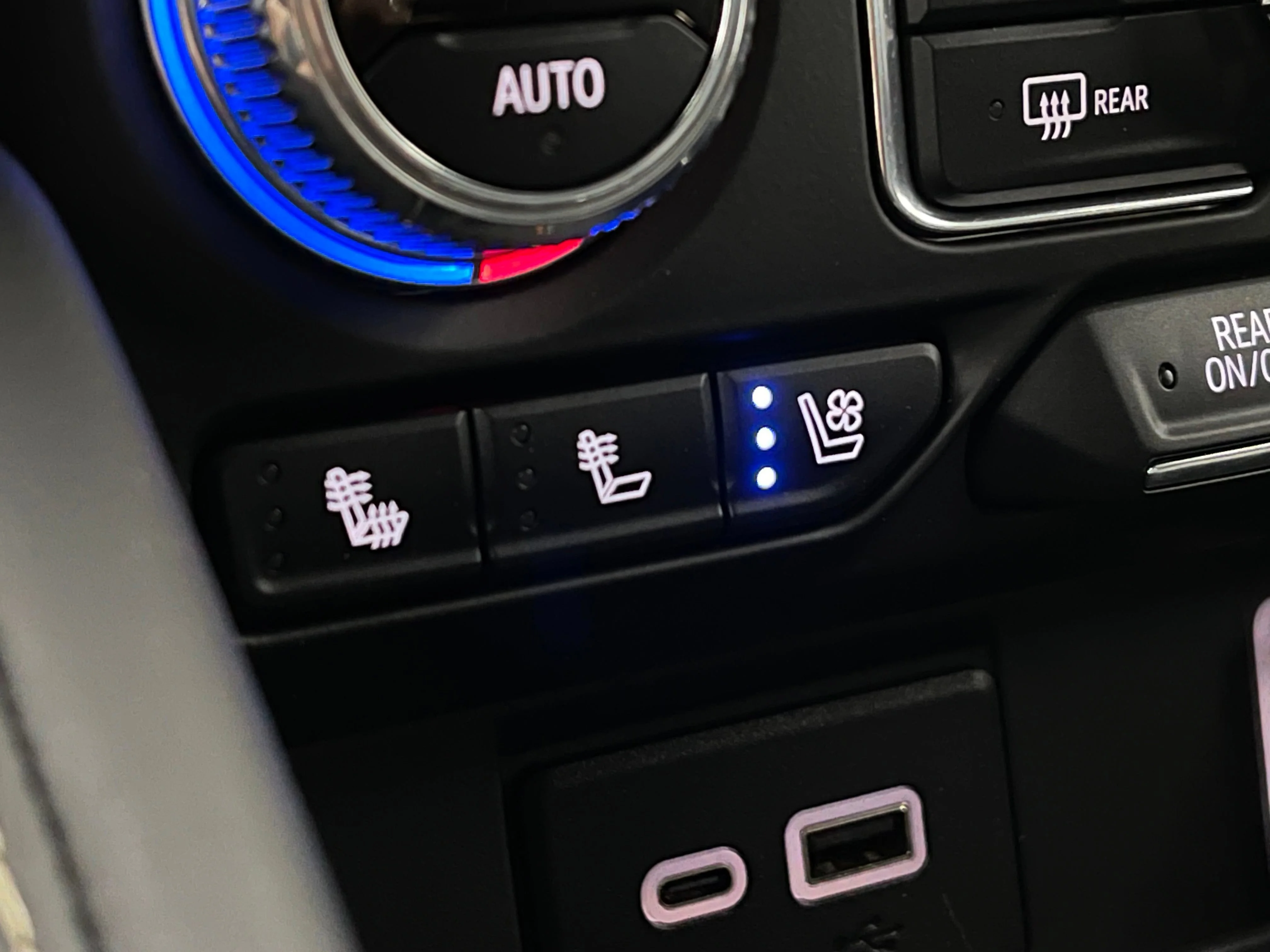 Used 2024 White Frost Tricoat GMC SLT image 5