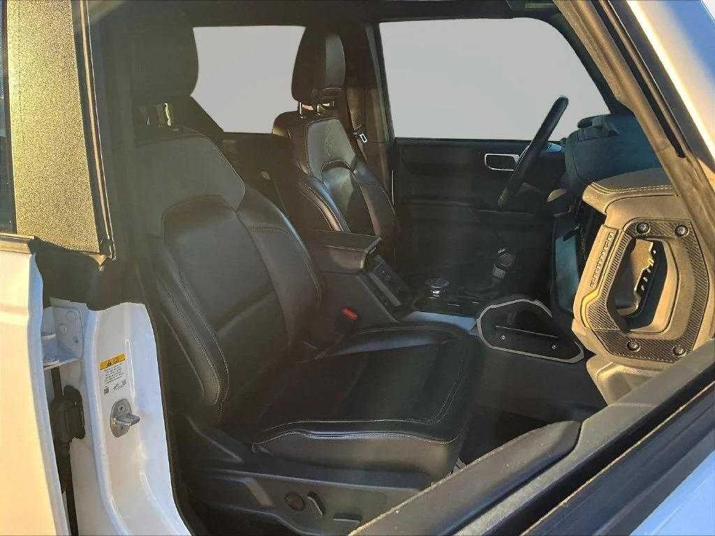 Used 2025 Oxford White Ford Badlands image 30