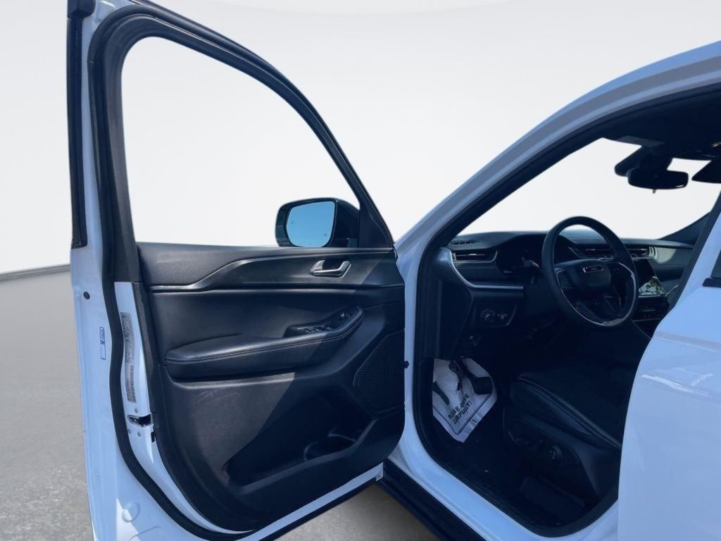 Used 2024 White Jeep Altitude image 15