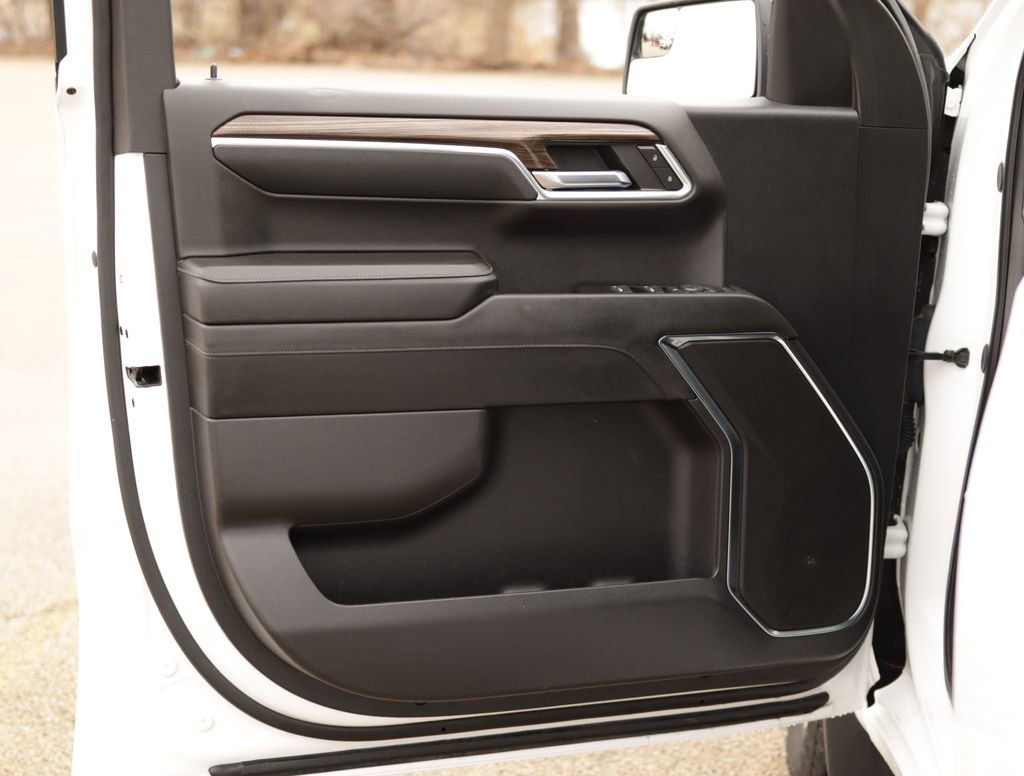 Used 2024 Summit White Chevrolet LT image 24