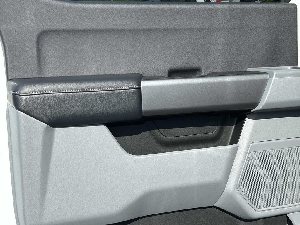 New 2027 Oxford White Ford F-250® XLT image 14
