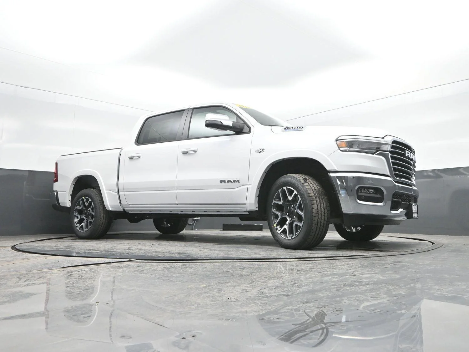 New 2026 Ivory White Tri-Coat Pearl-Coat Exterior Paint RAM Laramie image 40