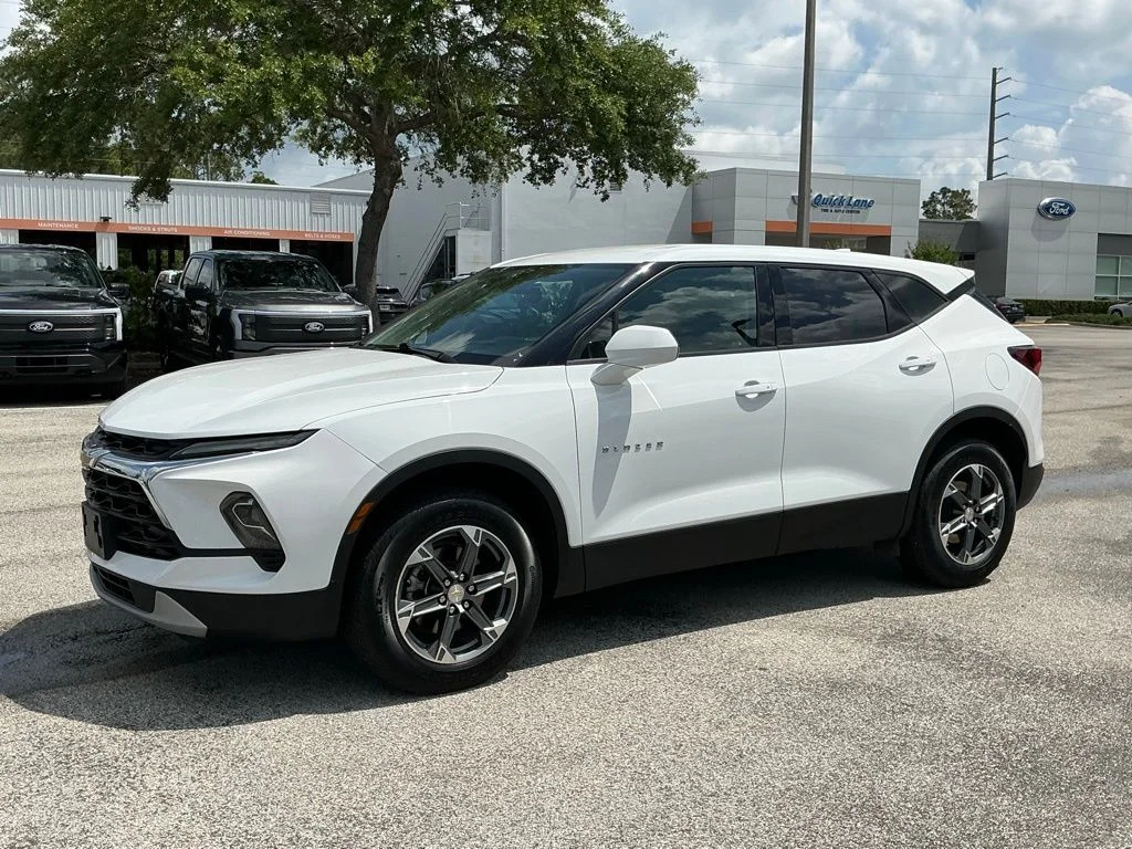 Used 2025 White Chevrolet LT image 2