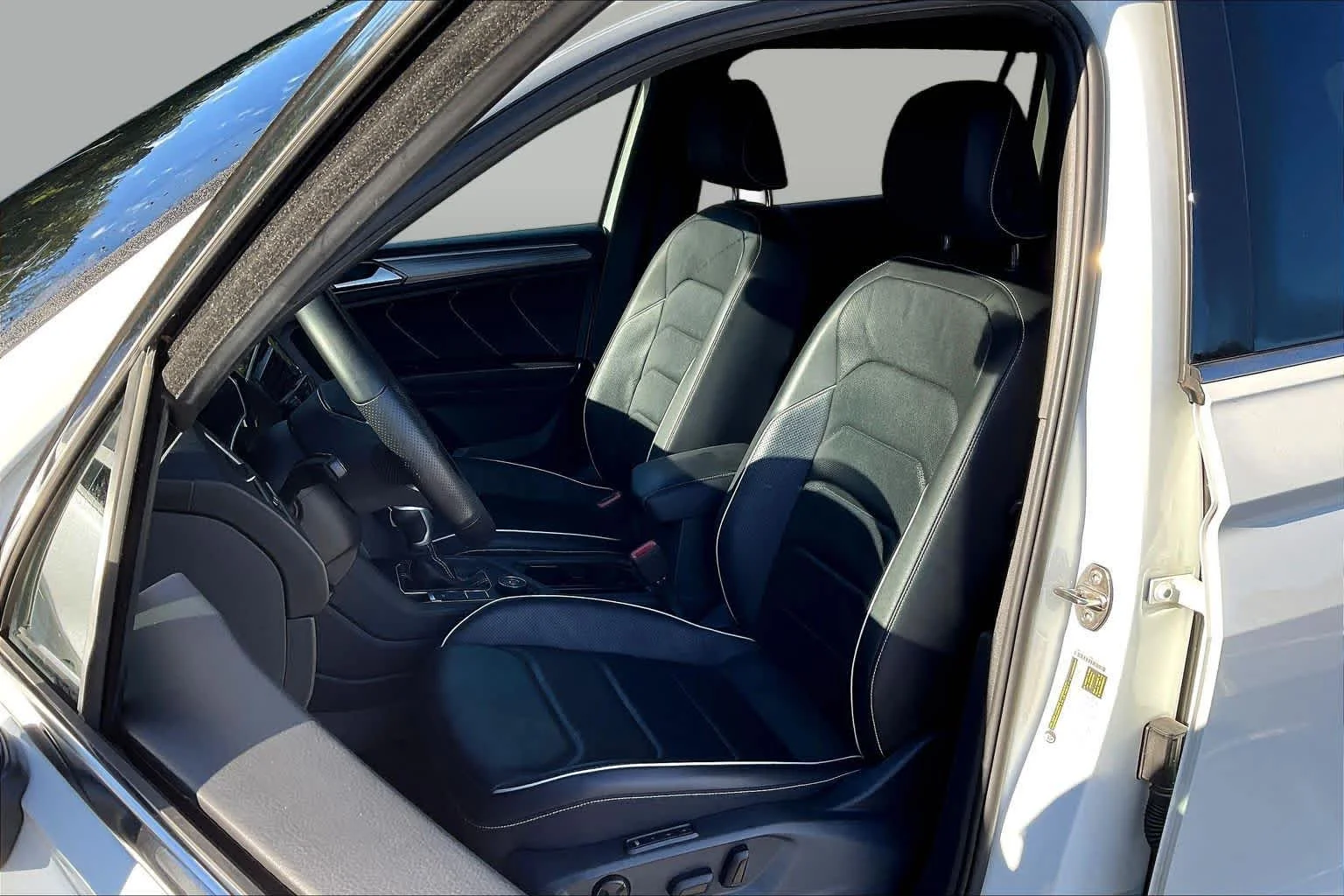 Used 2022 Oryx White Pearl Volkswagen SEL R-Line image 8