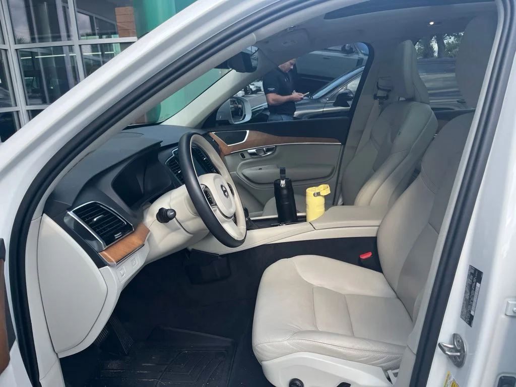 Used 2022 Crystal White Volvo T6 Momentum image 9