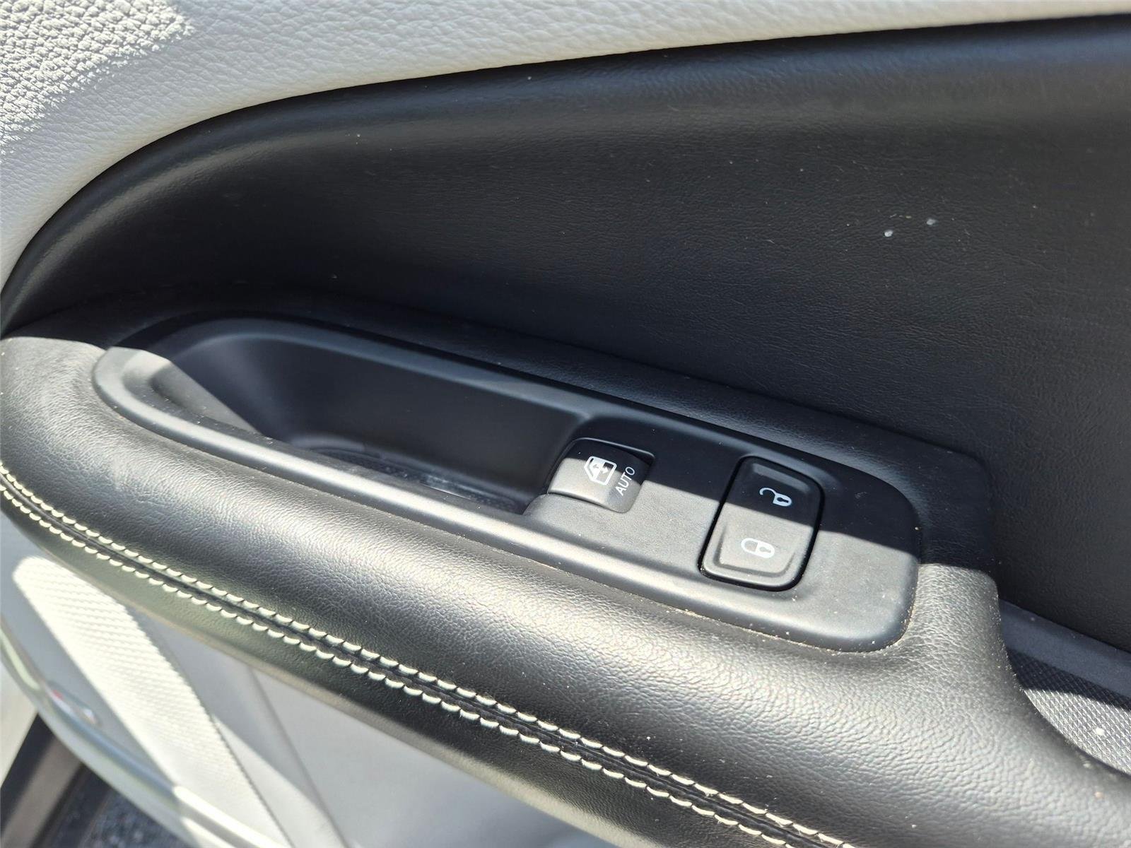 Used 2018 White Clearcoat Jeep Latitude image 33