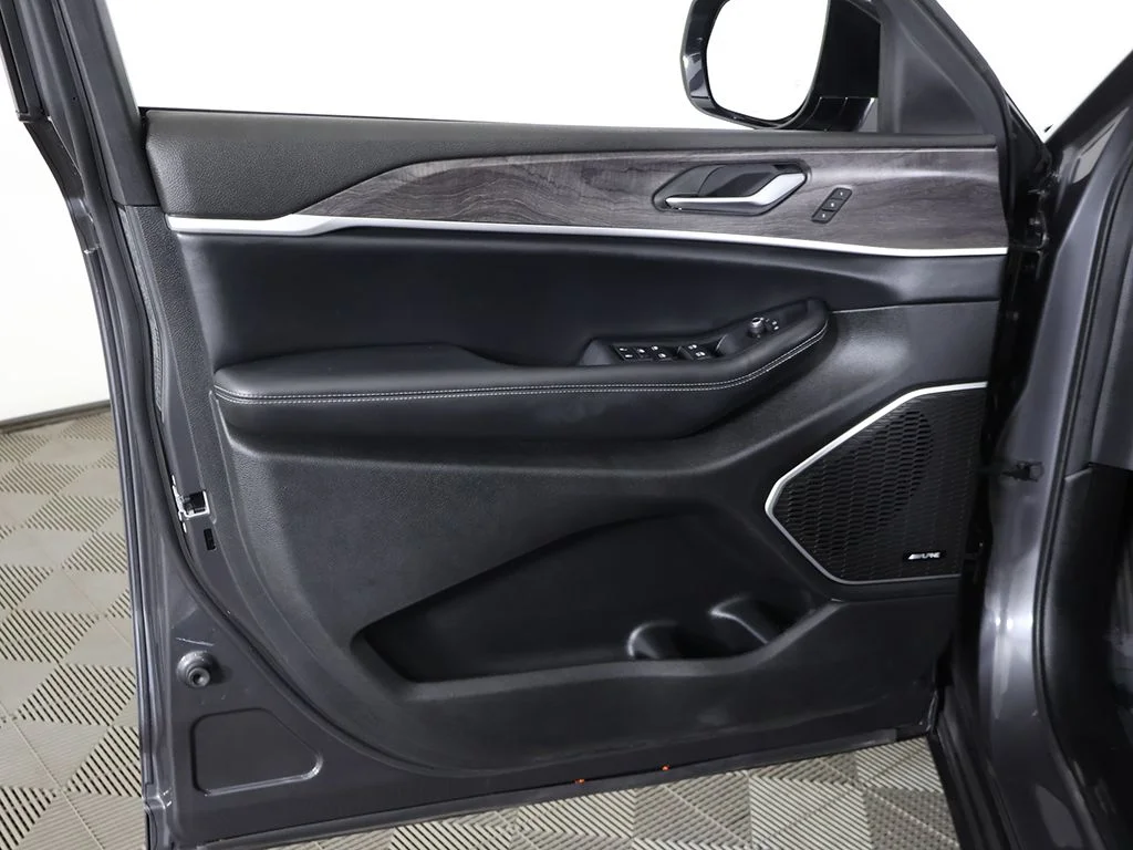Used 2022 Gray Jeep Limited image 28