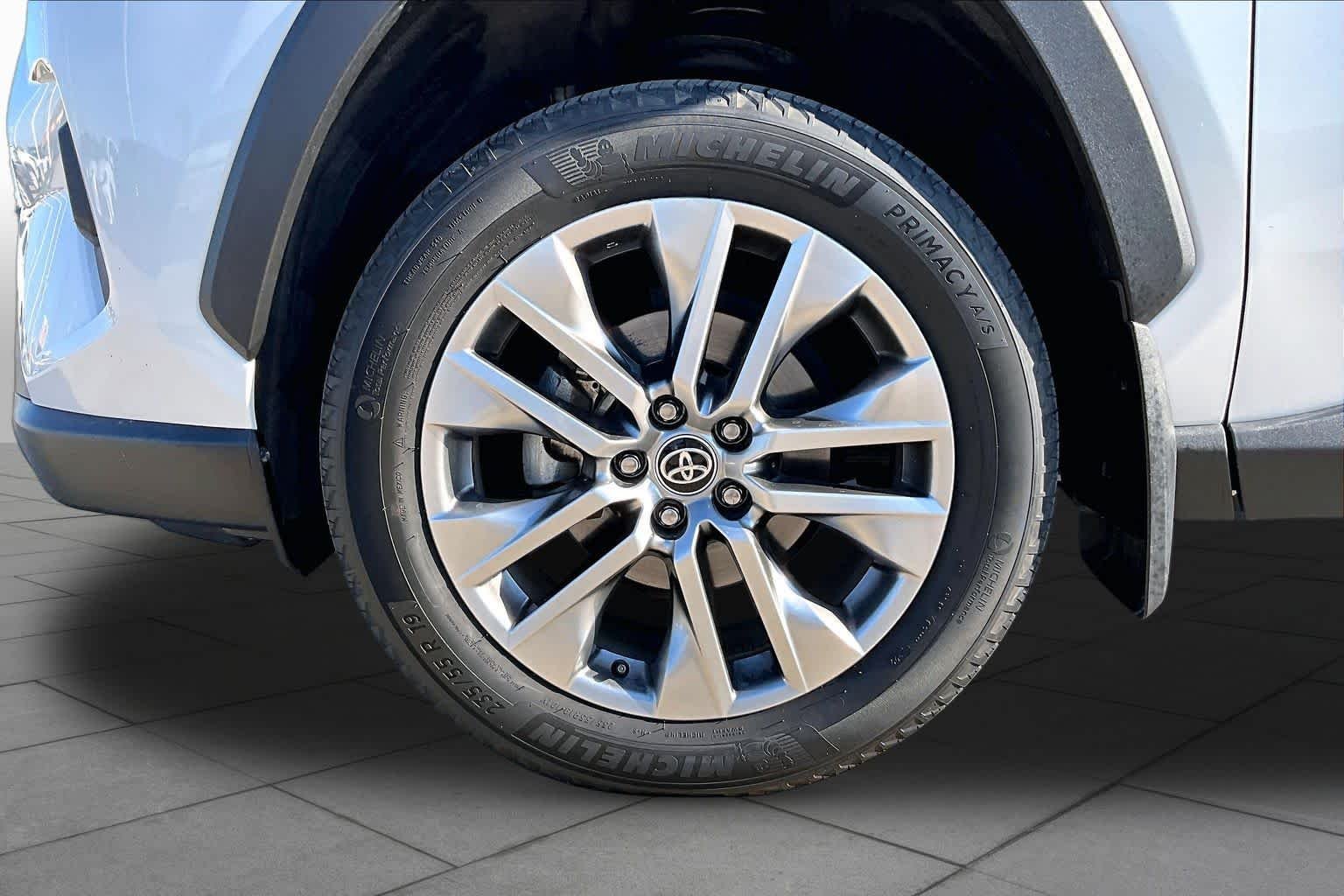 Used 2023 Wind Chill Pearl Toyota XLE Premium image 11