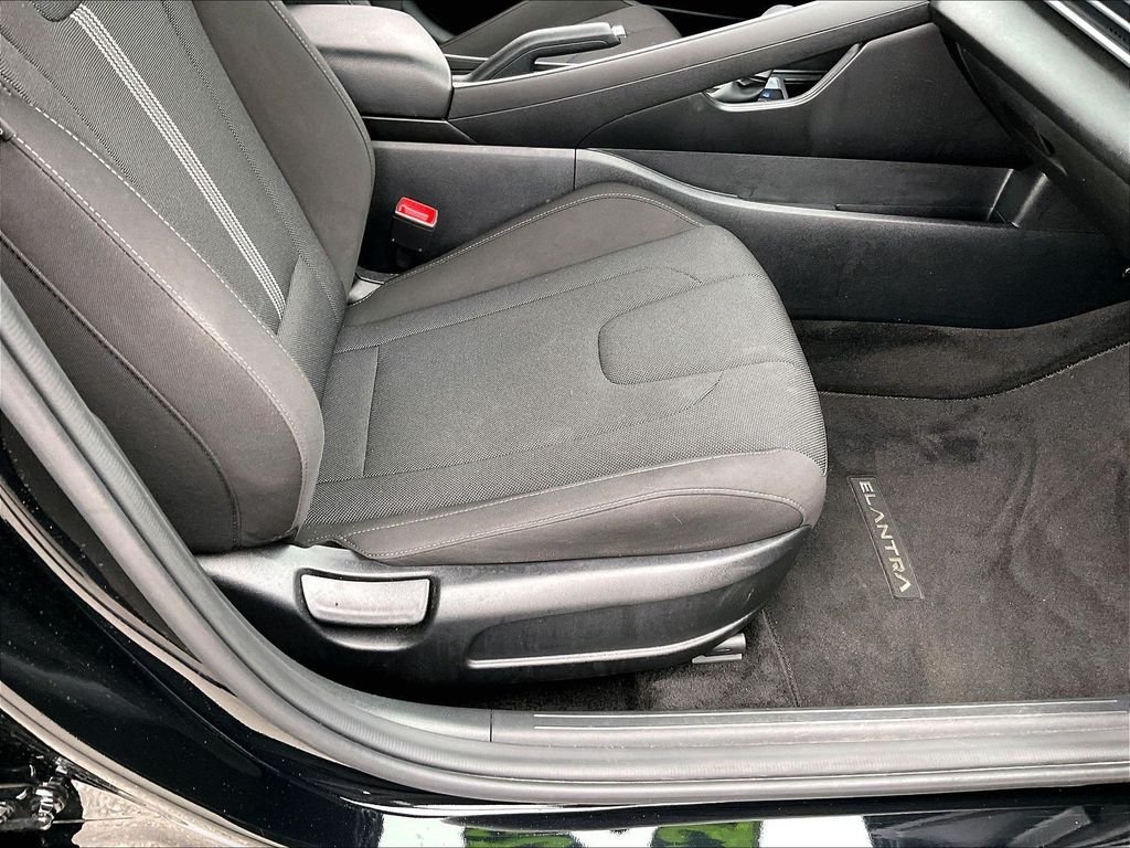 Used 2025 Abyss Black Hyundai SE image 33