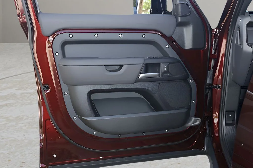 New 2026 Sedona Red Land Rover S image 9