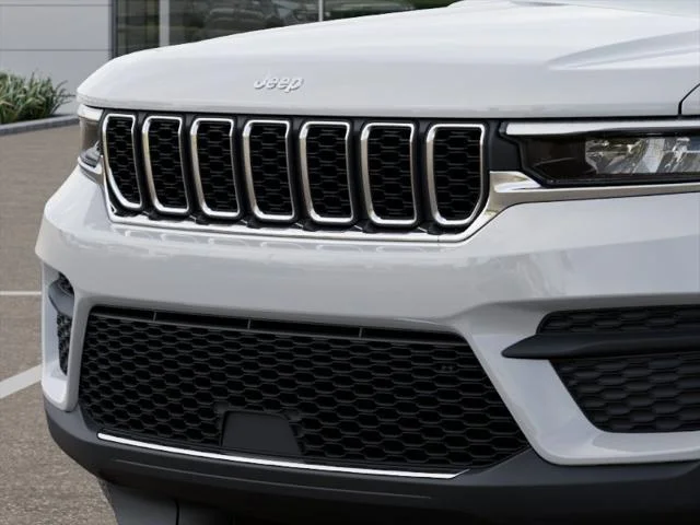 New 2026 Bright White Clear-Coat Exterior Paint Jeep Laredo image 37