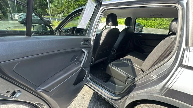 Used 2018 Gray Volkswagen 2.0T SE image 32