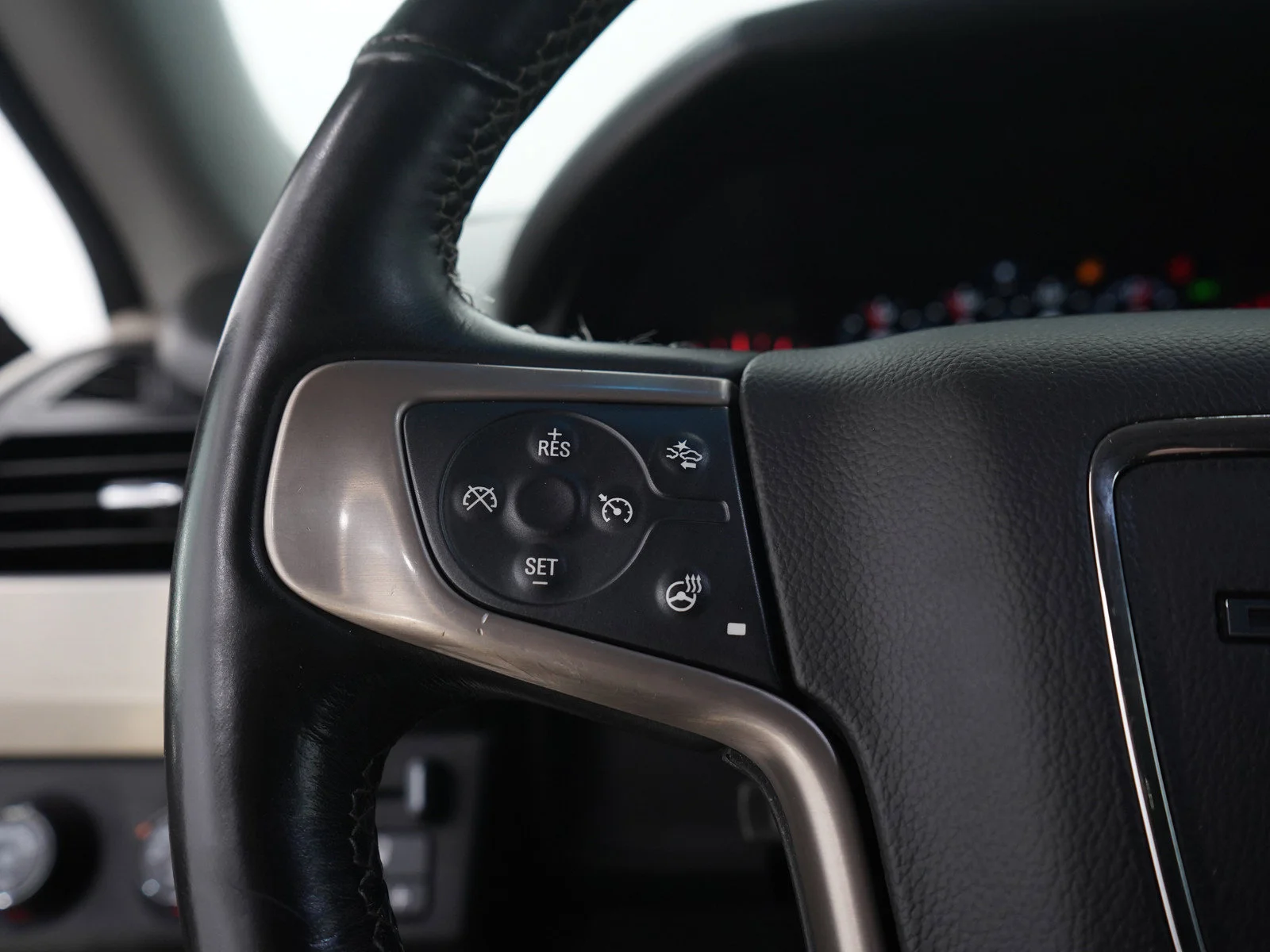 Used 2015 White GMC Denali image 30