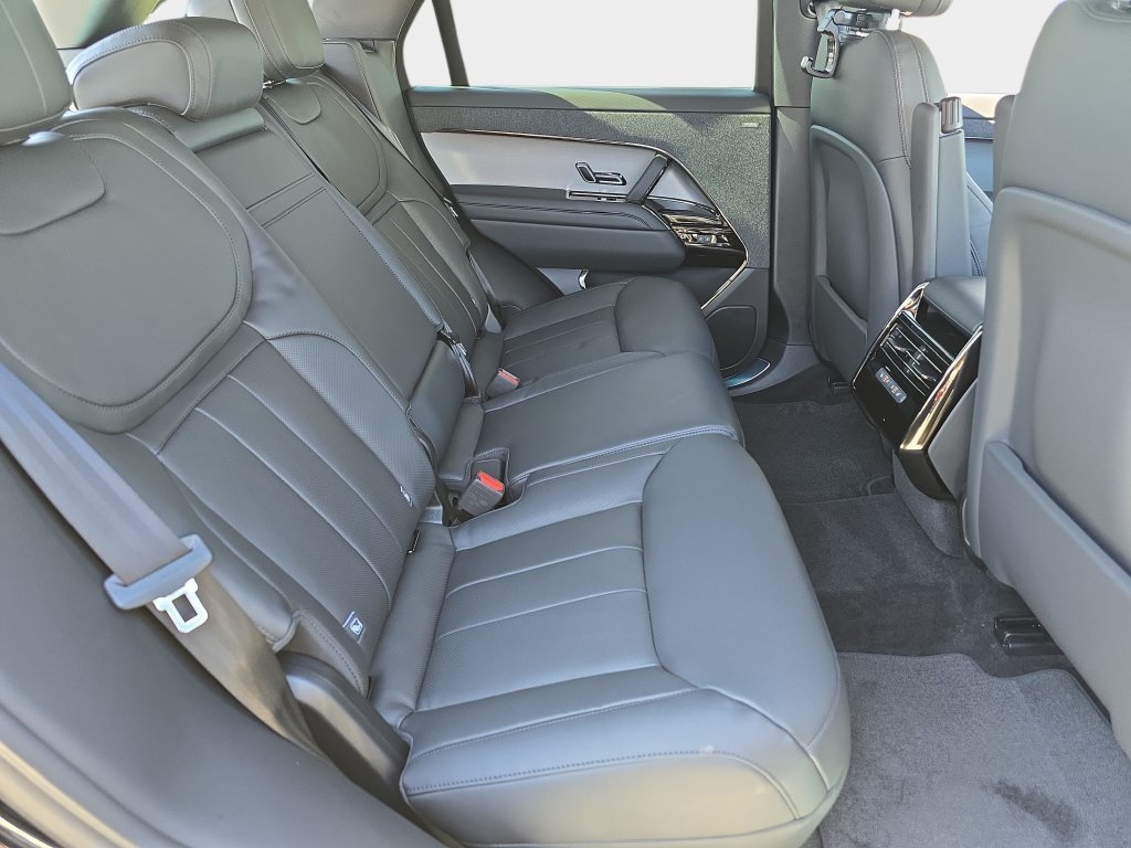 New 2027 Santorini Black LAND ROVER Dynamic SE P400 image 11