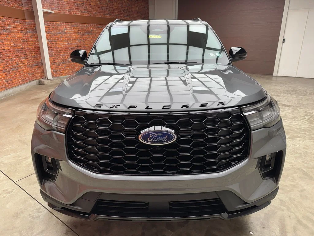 New 2026 Carbonized Gray Metallic Ford ST-Line image 9