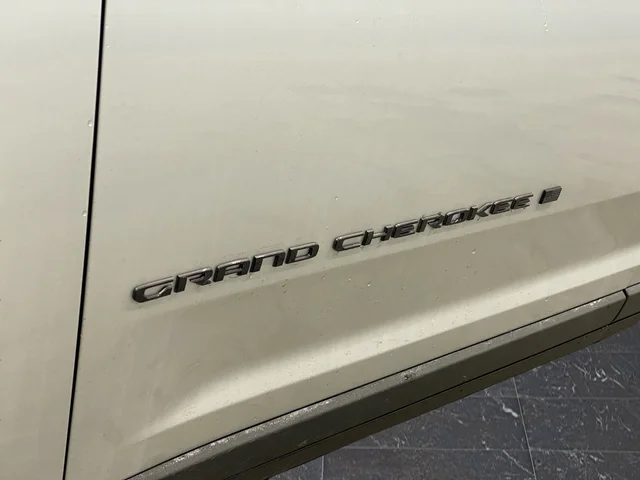 New 2026 Silver Zynith Exterior Paint Jeep Altitude image 37
