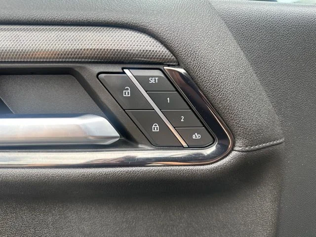 Used 2024 White GMC AT4 image 31