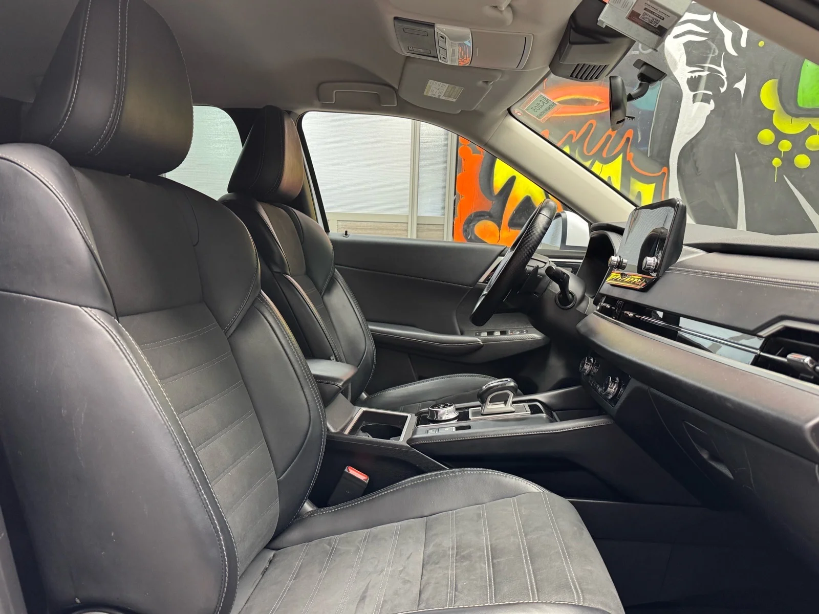 Used 2024 White Diamond (w85) Mitsubishi SE image 24