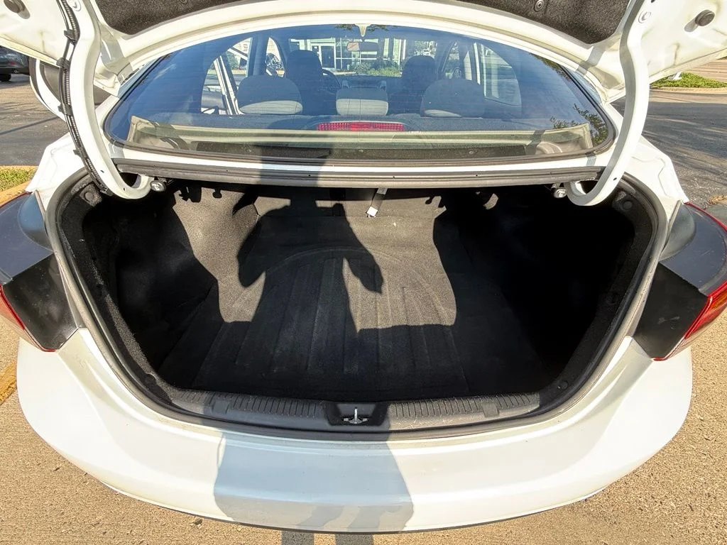 Used 2016 White Hyundai SE image 26