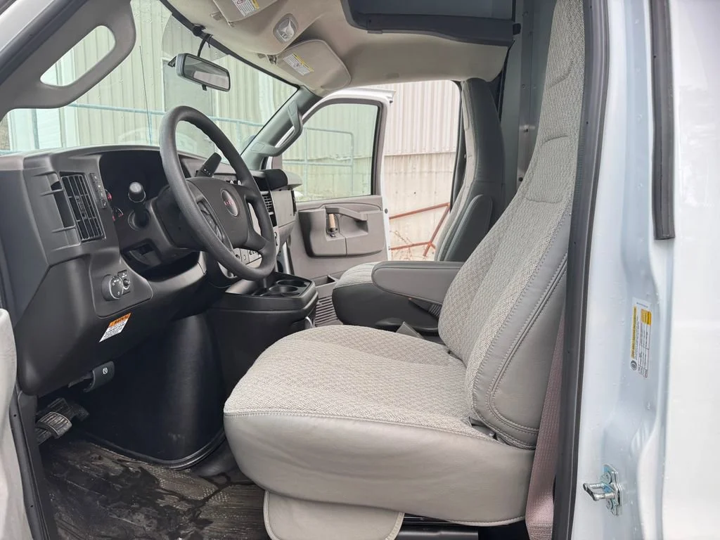New 2025 Summit White GMC 1WT image 8