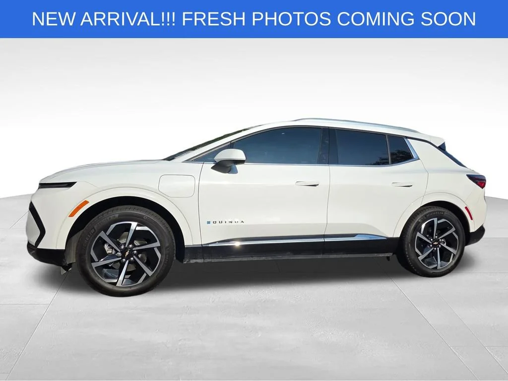 Used 2025 Summit White Chevrolet LT image 3