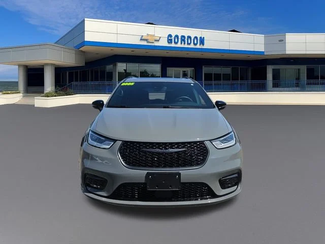 Used 2025 Gray Chrysler Limited image 9