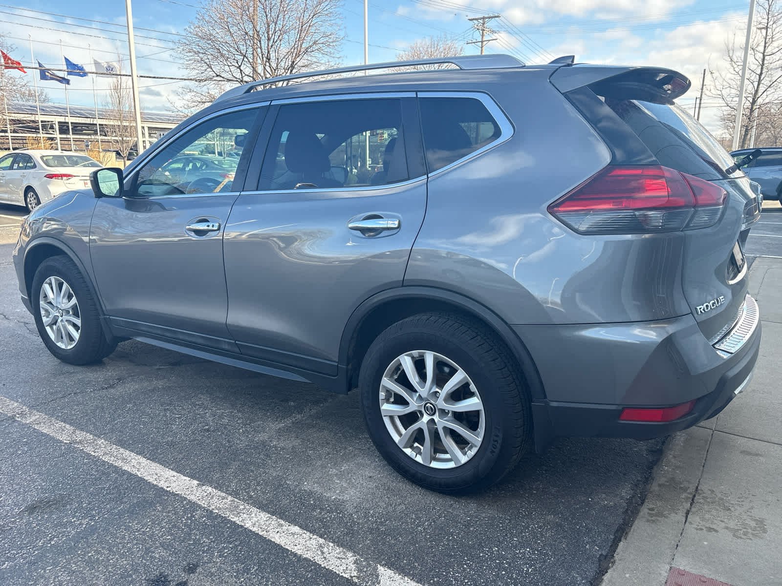 Used 2017 Nissan Rogue SV with VIN 5N1AT2MM8HC798869 for sale in Cleveland Heights, OH