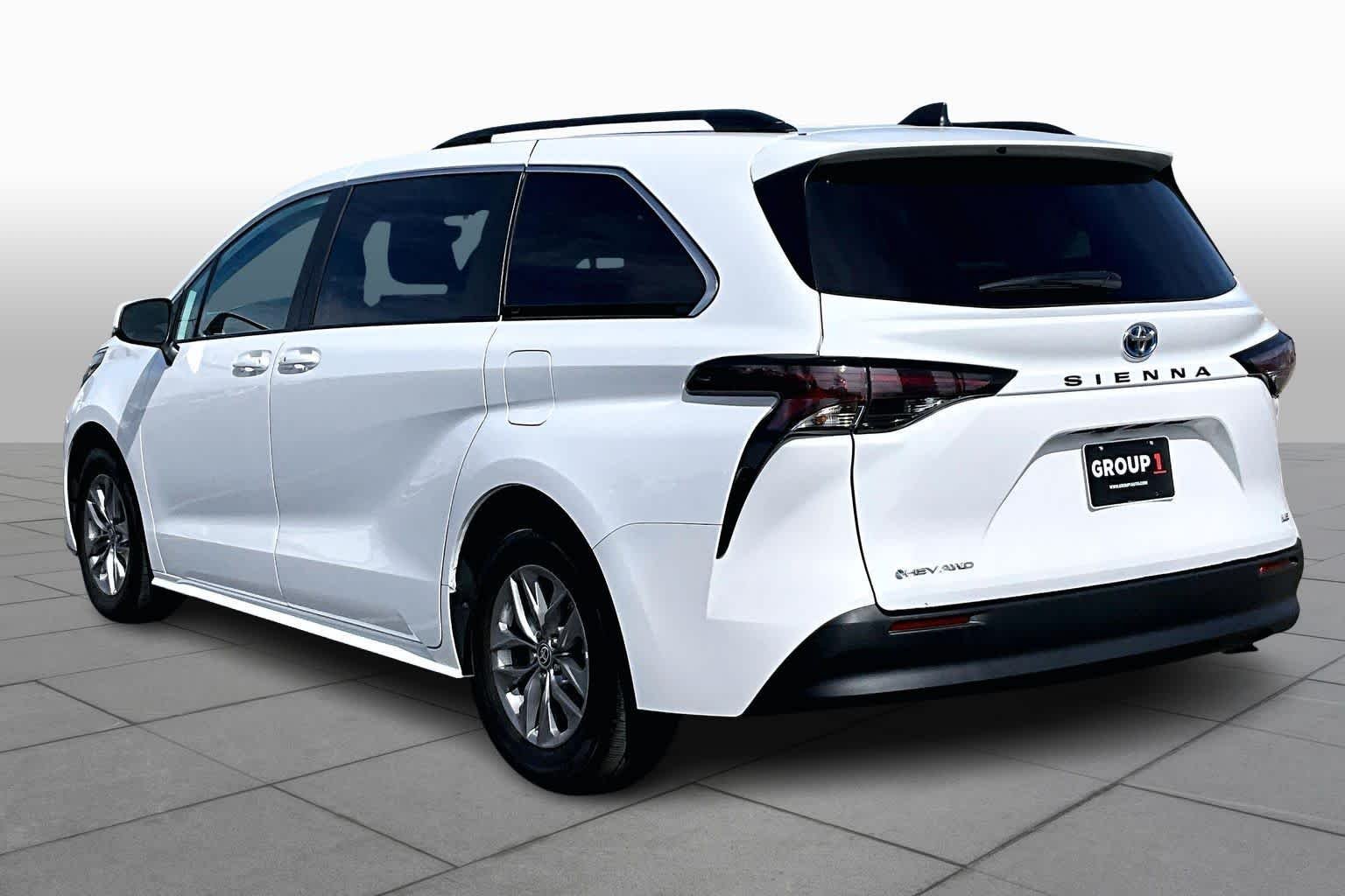 2025 Toyota Sienna LE - Photo 11