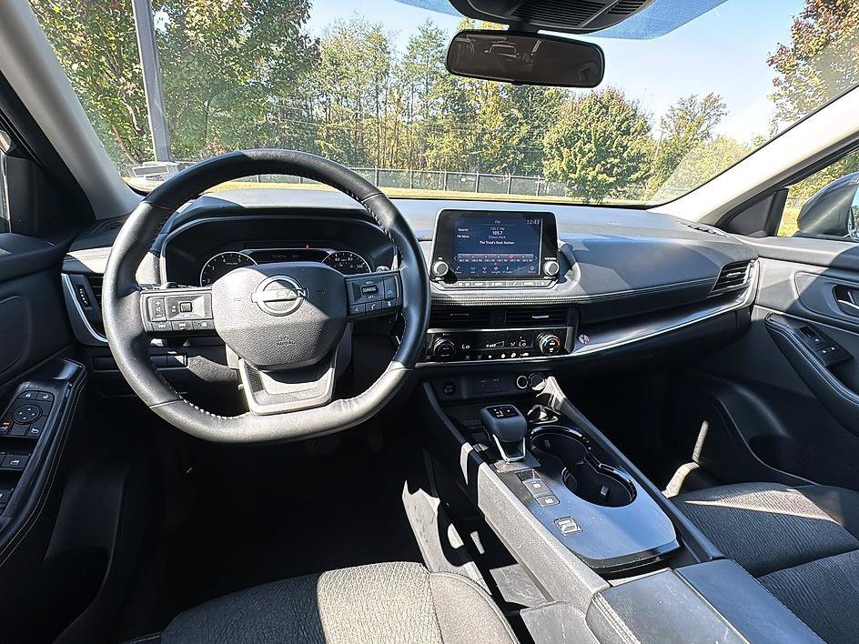 Used 2025 Deep Ocean Blue Pearl Nissan SV image 29
