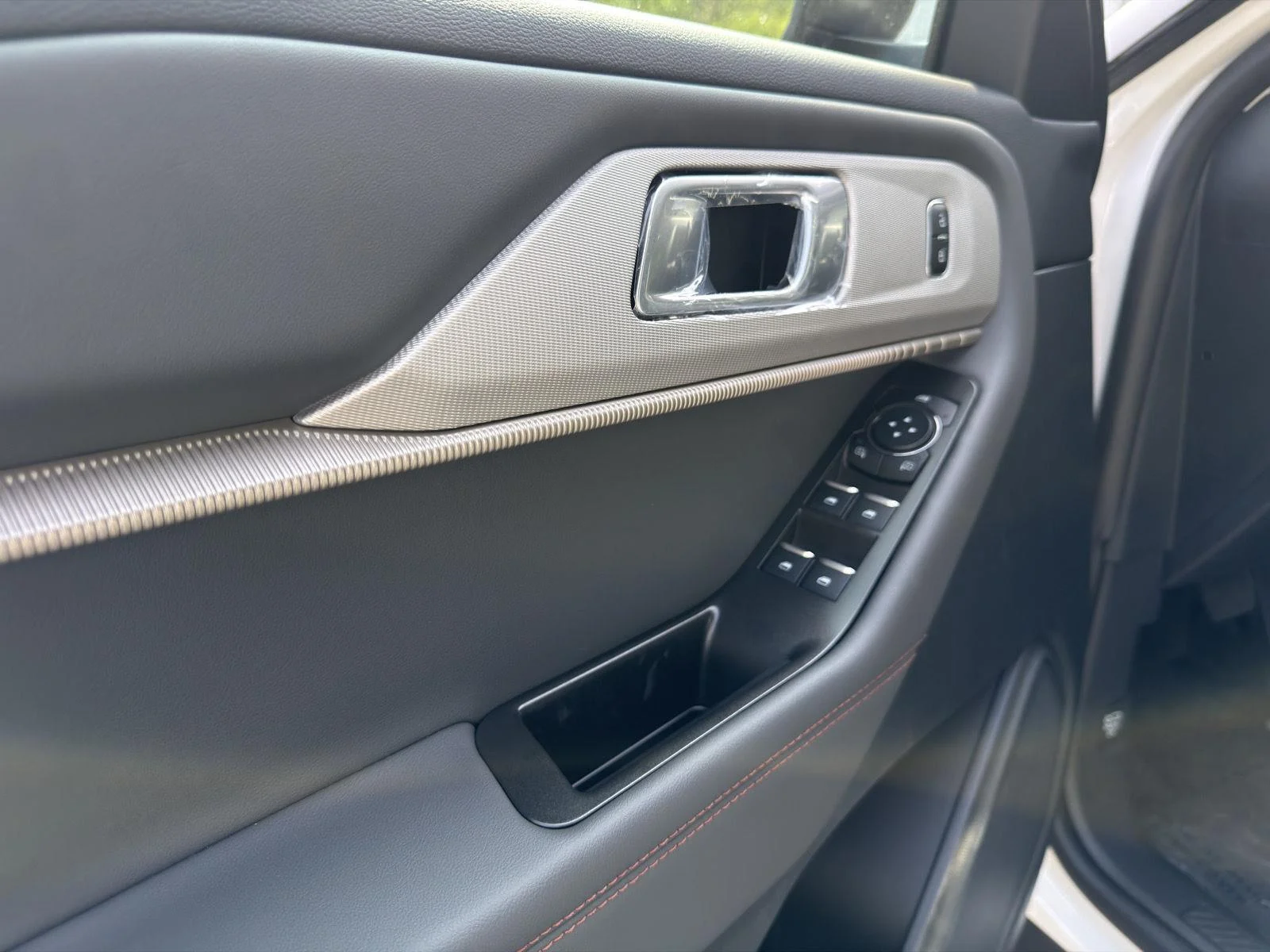 New 2026 Star White Metallic Tri-Coat Ford Active image 12