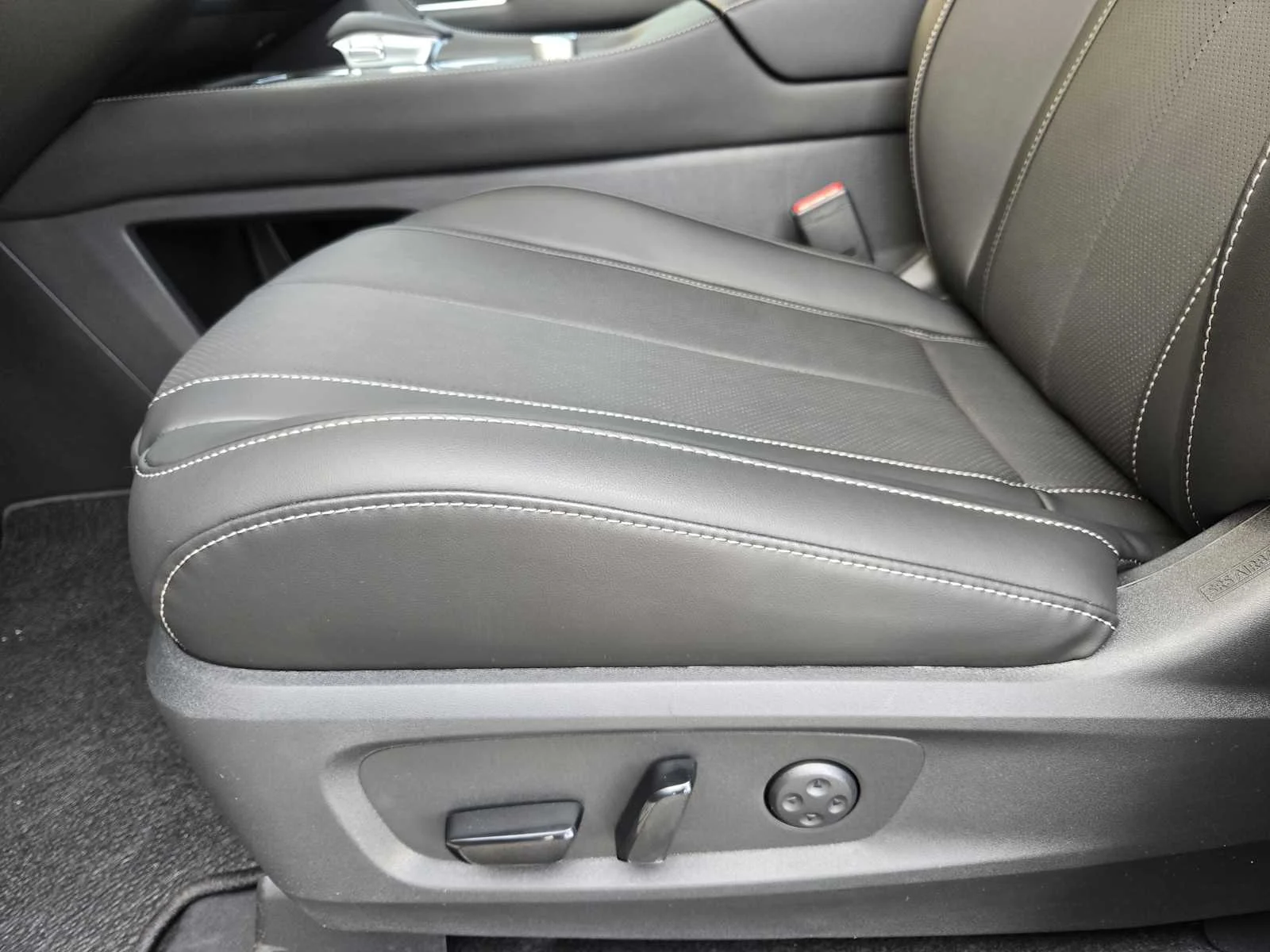 Certified Used 2026 Radiant White INFINITI LUXE image 16