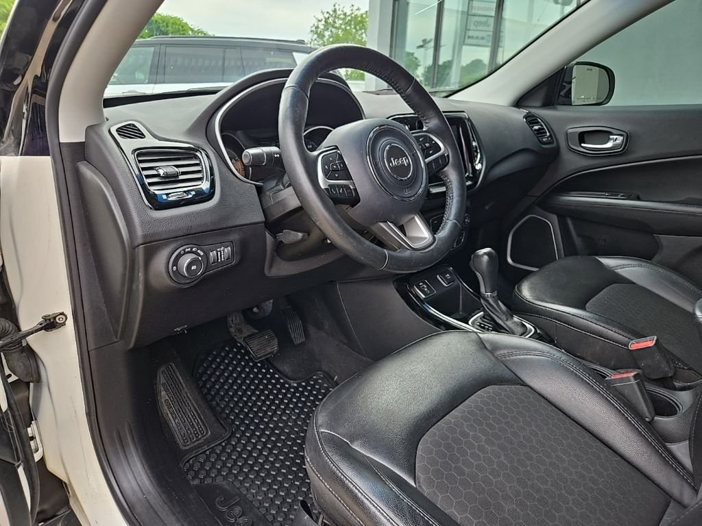Used 2018 White Jeep Latitude image 33